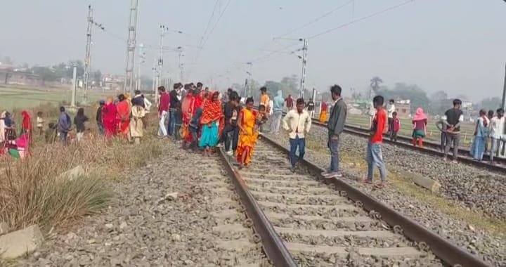 West Champaran News: 2 youths hit by train while making reel, tragic accident in Sathi causes grief in area