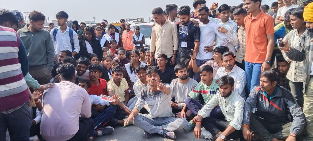 Polytechnic students upset with the working style of the college administration, create ruckus