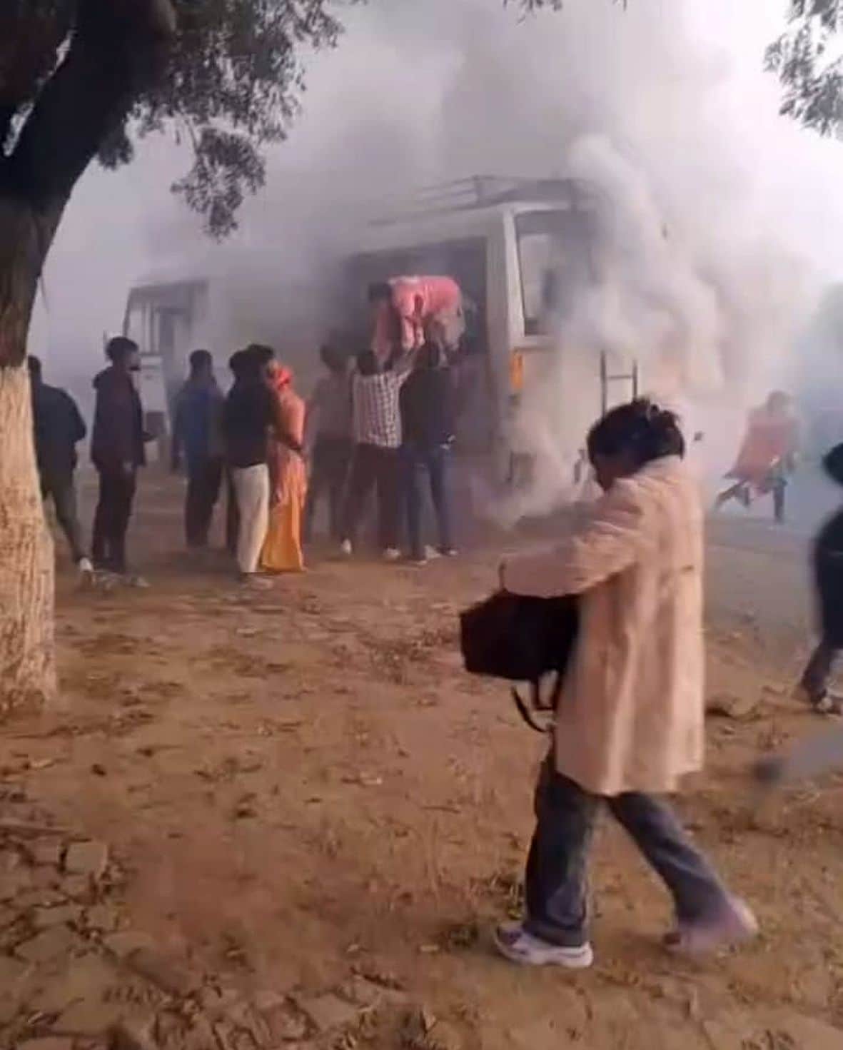 हादसे के बाद बस से खिड़की के रास्ते निकले यात्री।