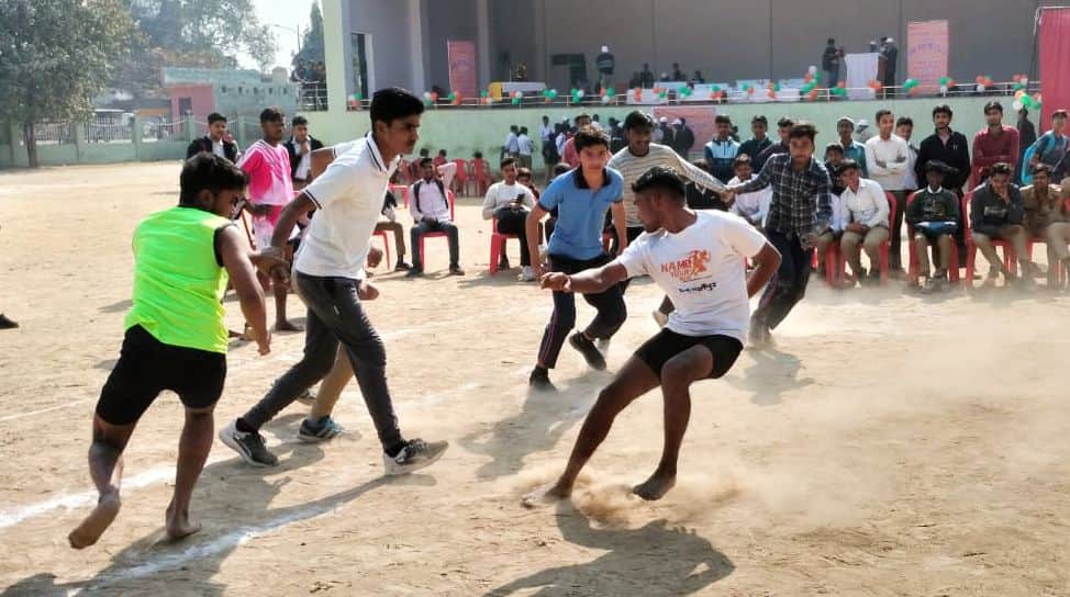 जीआईसी खेल मैदान में कबड्डी प्रतियोगिता में शामिल छात्र। संवाद