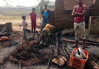 जलालाबाद के ग्राम रौली बौरी मे आग लगने के बाद खड़े पीड़ित परिवार के लोग। संवाद