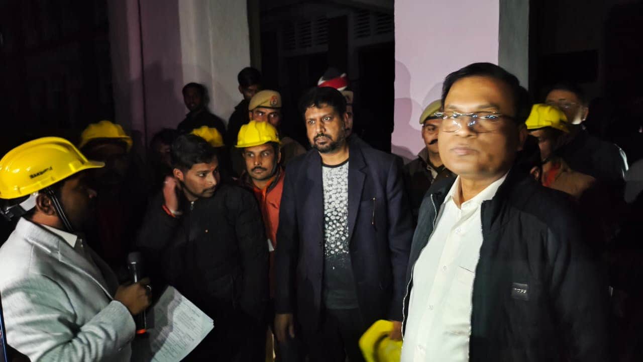 कलक्ट्रेट में मॉकड्रिल के दौरान उपस्थित डीएम व अन्य अधिकारी। स्रोत : सूचना विभाग