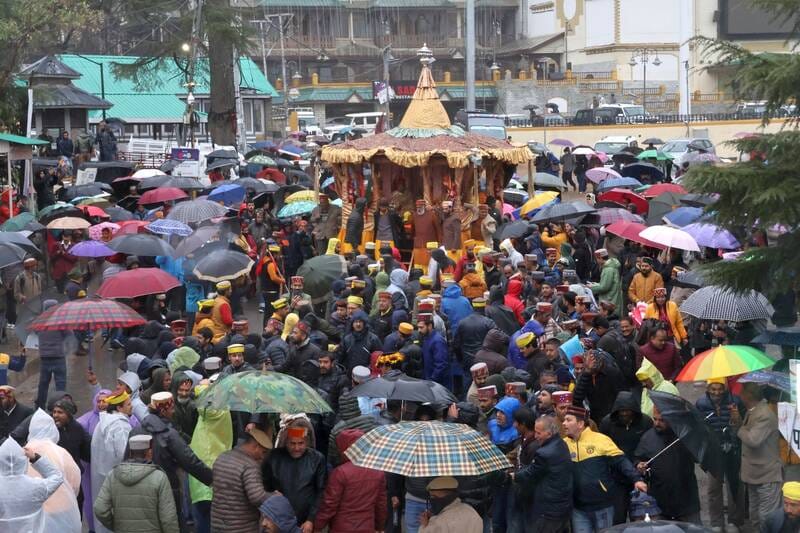 Even the rain could not stop the devotees from coming.