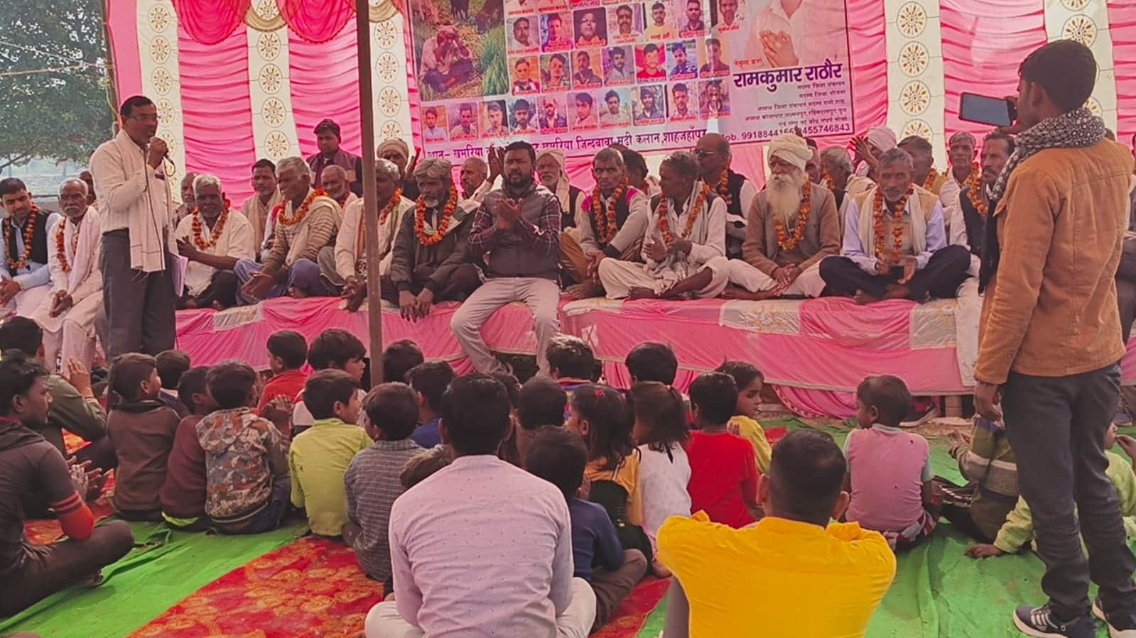 कलान के गांव जहानाबाद खमरिया में धरने पर बैठे किसान। स्रोत : आयोजक