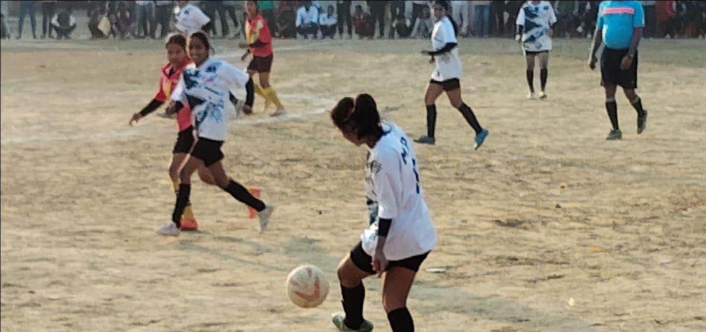 केराकत के नार्मल मैदान में आयोजित खेल में हिन्डाल्को और भोपाल टीम एक दूसरे पर  गोल मारने के प्र