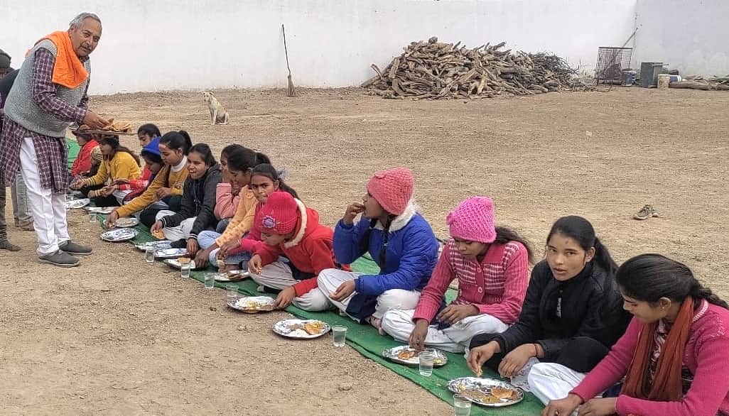 कुर्रिया कलां के सर्वेश्वर सुखधाम पर आयोजित भंडारा में प्रसाद ग्रहण करते श्रद्धालु। संवाद