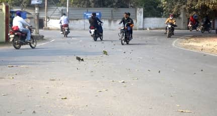 कैंट क्षेत्र में शुक्रवार को हवा चलने के दौरान निकलते लोग। संवाद