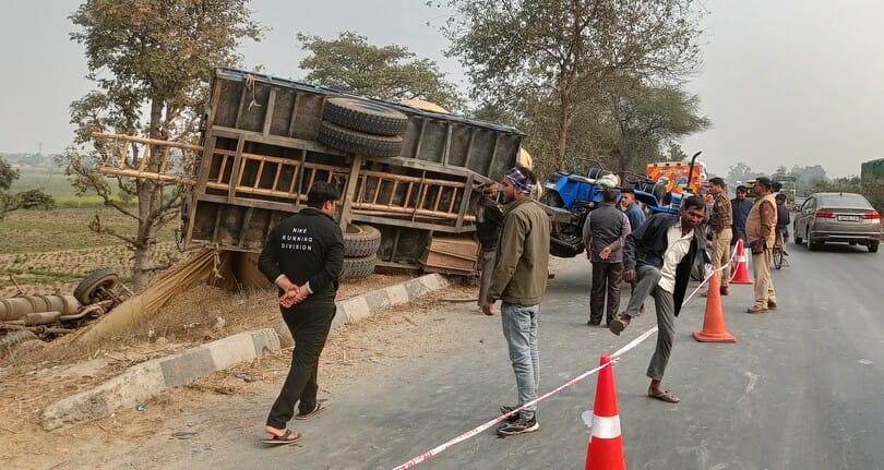 A tractor-trolley overturned while attempting to overtake, and a motorcycle was damaged.