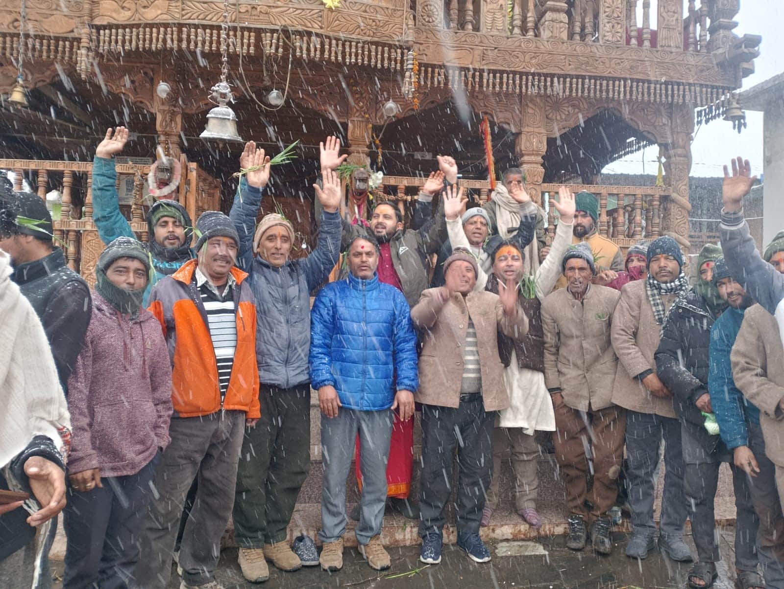 खरसाली गांव में हर हर महादेव और डोल बाजाओं के साथ बर्फ का स्वागत करते तीर्थ पुरोहित व ग्रामीण। 