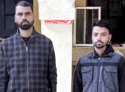 खुटार में अफीम के साथ पकड़े गए आरोपी। स्रोत : पुलिस