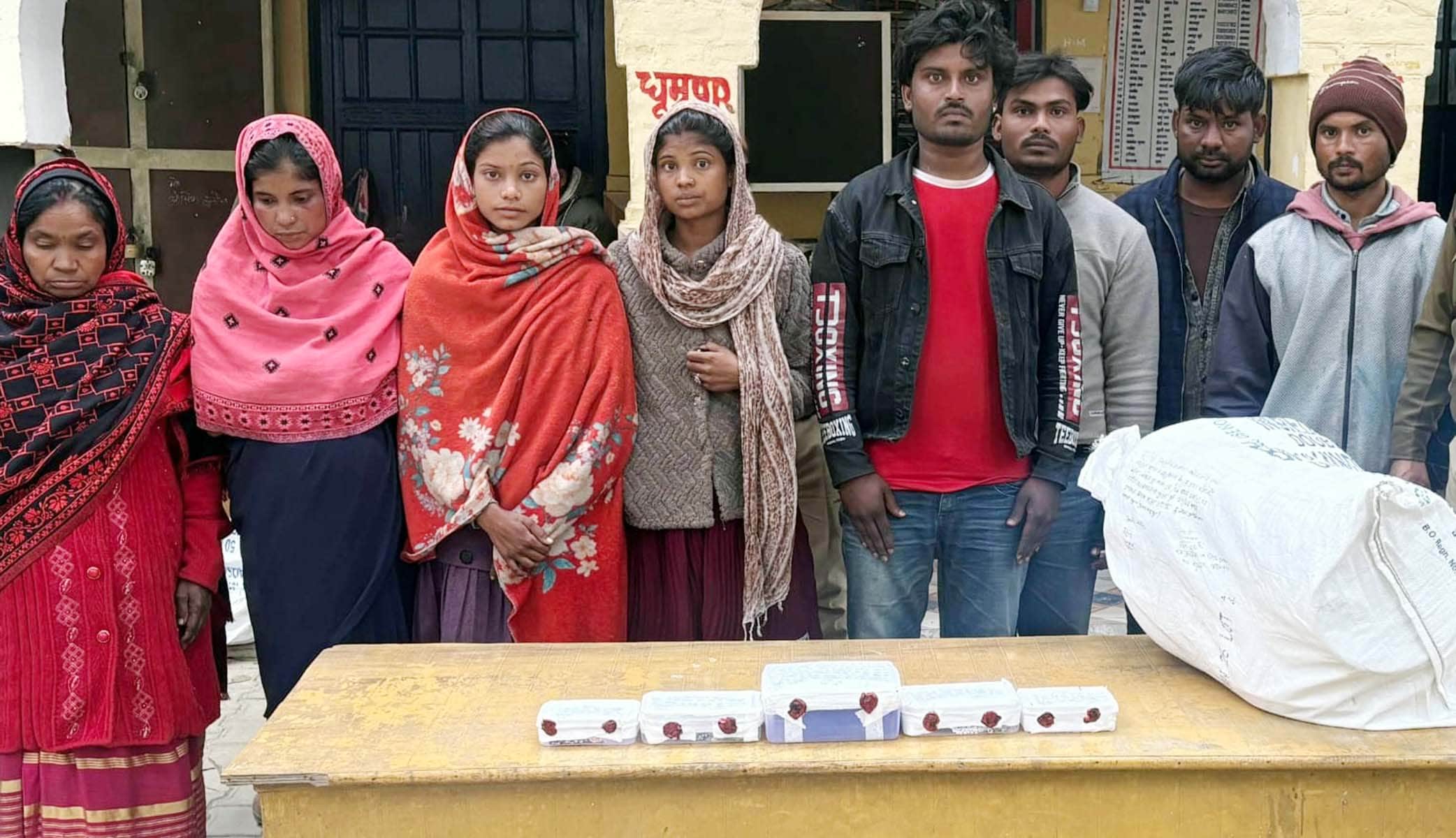 खुटार में पकड़े गए झारखंड के ठग गिराेह के लोग। स्रोत : पुलिस