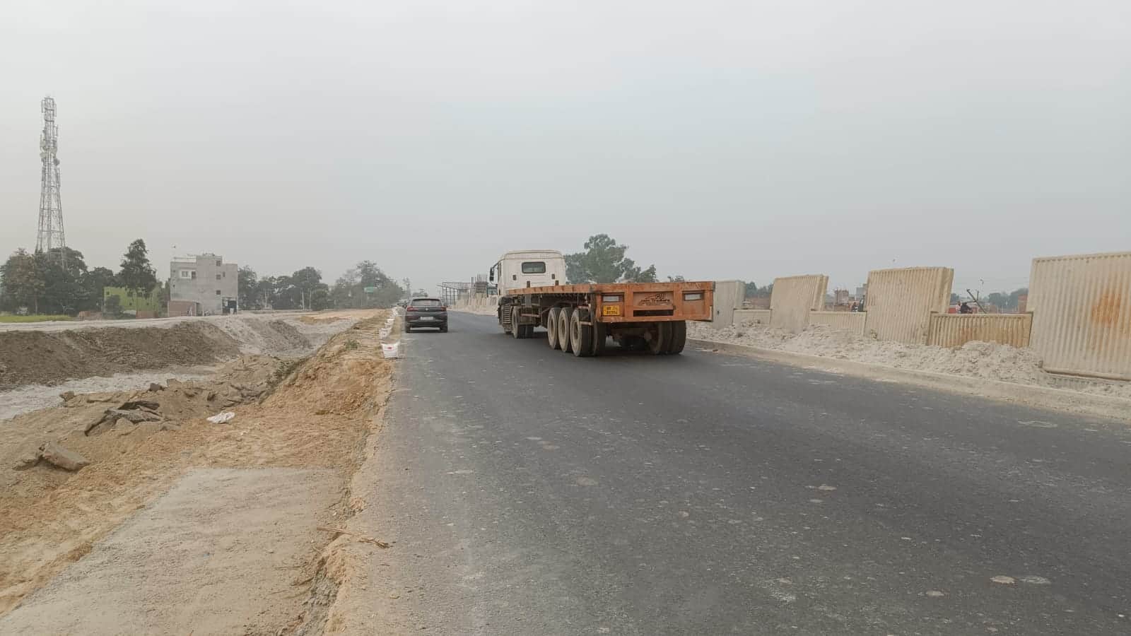 लखनऊ-पलिया हाईवे पर पुराने टोल टैक्स के पास नाला निर्माण को लेकर हाईवे किनारे की गई मिट्टी की ख