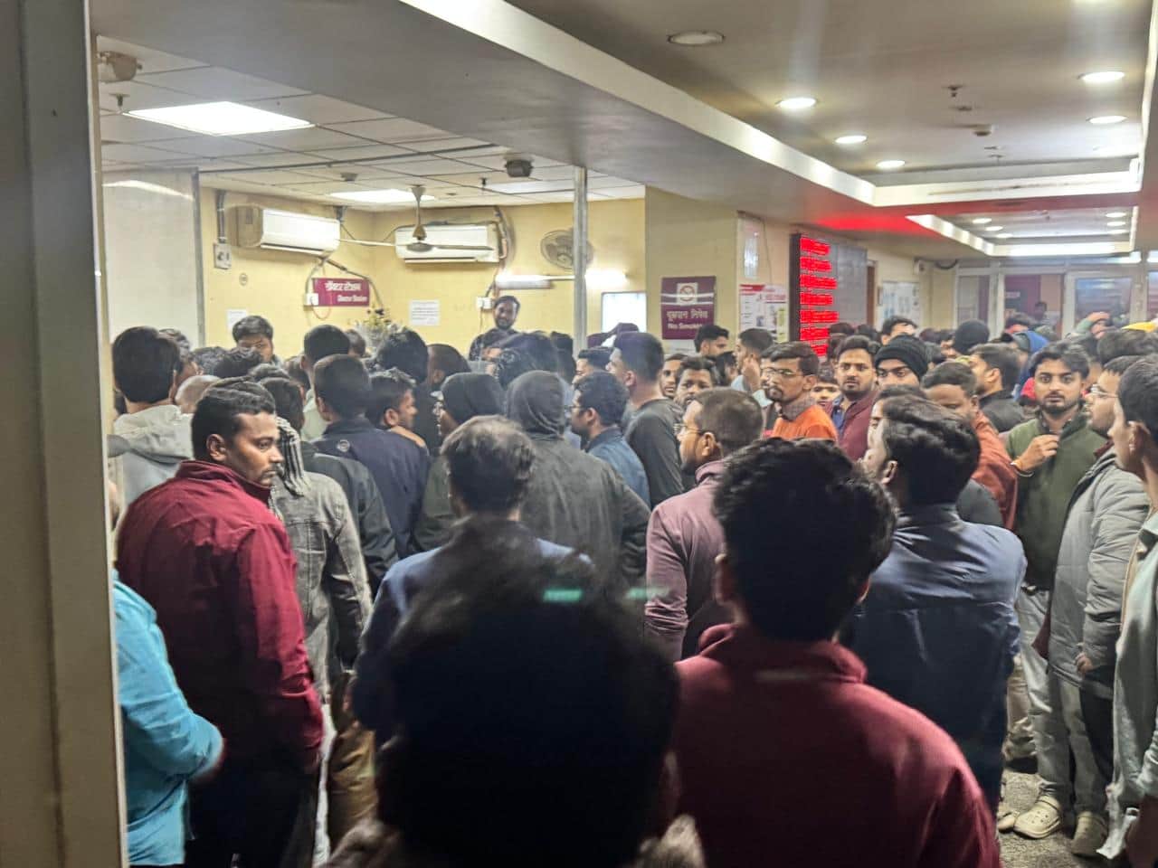 मेडिकल कॉलेज में मौजूद लोगों की भीड़