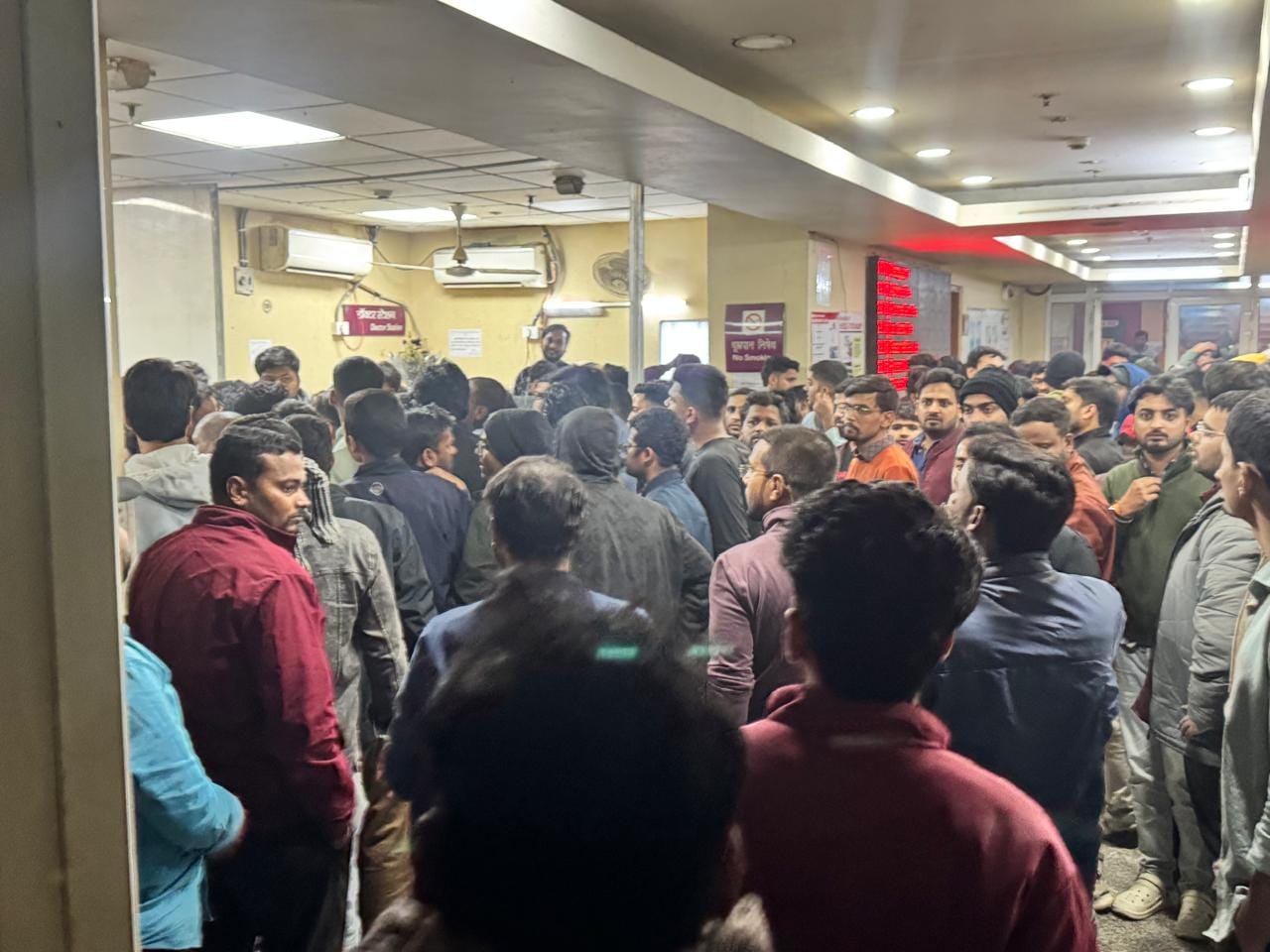 मेडिकल कॉलेज में मौजूद लोगों की भीड़