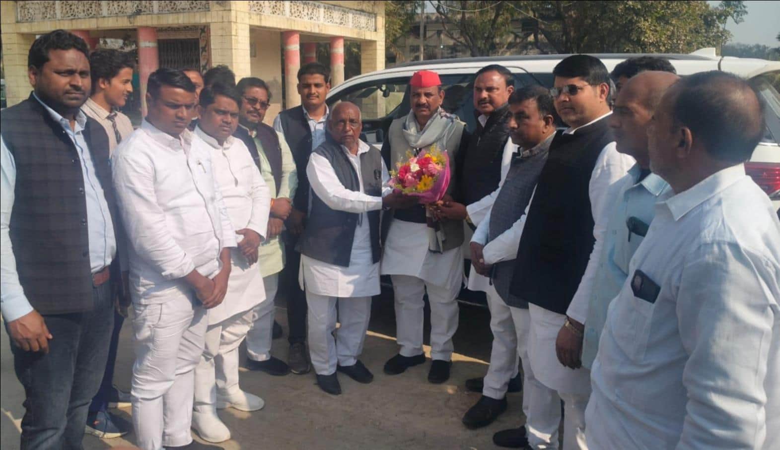 मुंगराबादशाहपुर में सपा प्रदेश अध्यक्ष श्याम लाल पाल का स्वागत करते पार्टी के कार्यकर्ता। संवाद