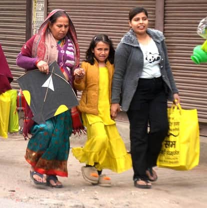 On Vasant Panchami, the Ganga riverbank at Dhai Ghat was bustling with activity throughout the day due to the festive bathing ritual.