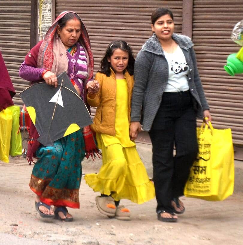 मोहल्ला मंडी में पतंग की खरीदारी कर जातीं महिलाए। संवाद