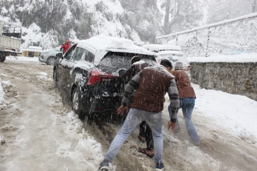 Vehicles could not proceed further due to slipping on the highway between Patlikuhal-Manali.
