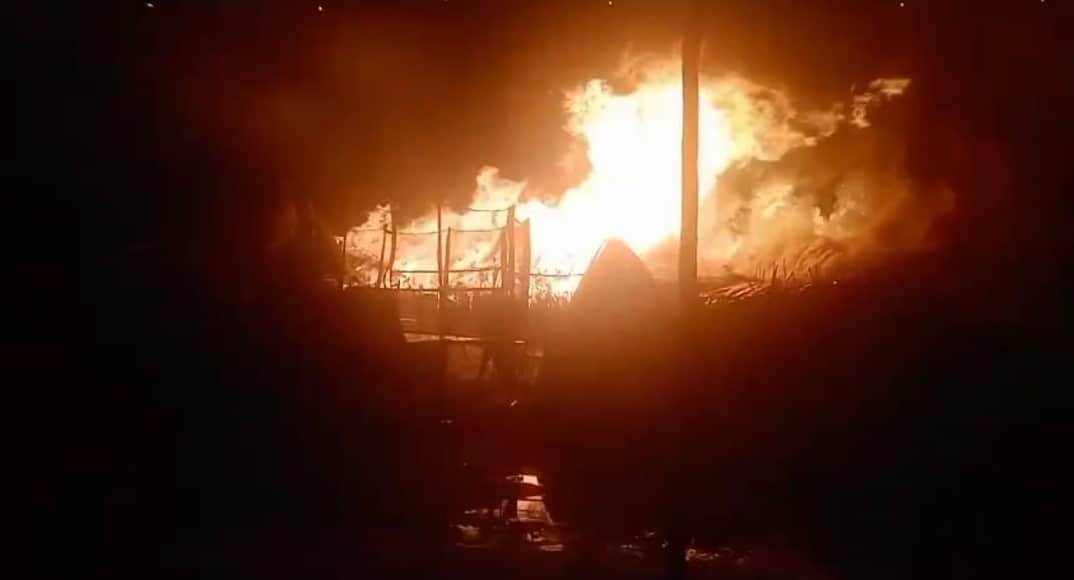 मिर्जापुर के रामनगरिया मेले में संत के तंबू में लगी आग। स्रोत: वीडियो ग्रेब