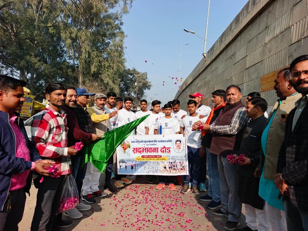 मीरानपुर कटरा में सद्भावना दौड़ को हरी झंडी दिखाकर रवाना करते अतिथि। स्रोत: एसएस कॉलेज