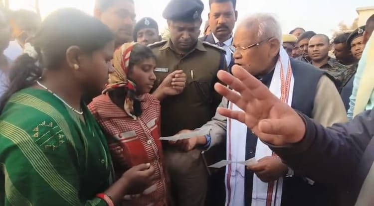 छत्तीसगढ़ ब्लास्ट हादसा: गोटी बांध गांव पहुंचे केंद्रीय मंत्री, मृतकों के परिजनों को 20-20 लाख का चेक सौंपा