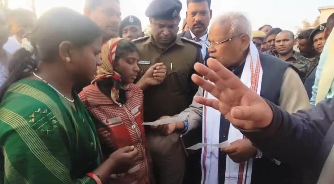 मृतकों के परिजनों को अनुदान राशि देते केंद्रीय मंत्री जीतन राम मांझी व अन्य