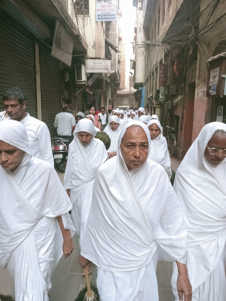 Jain community's nun received a grand welcome in Kashi