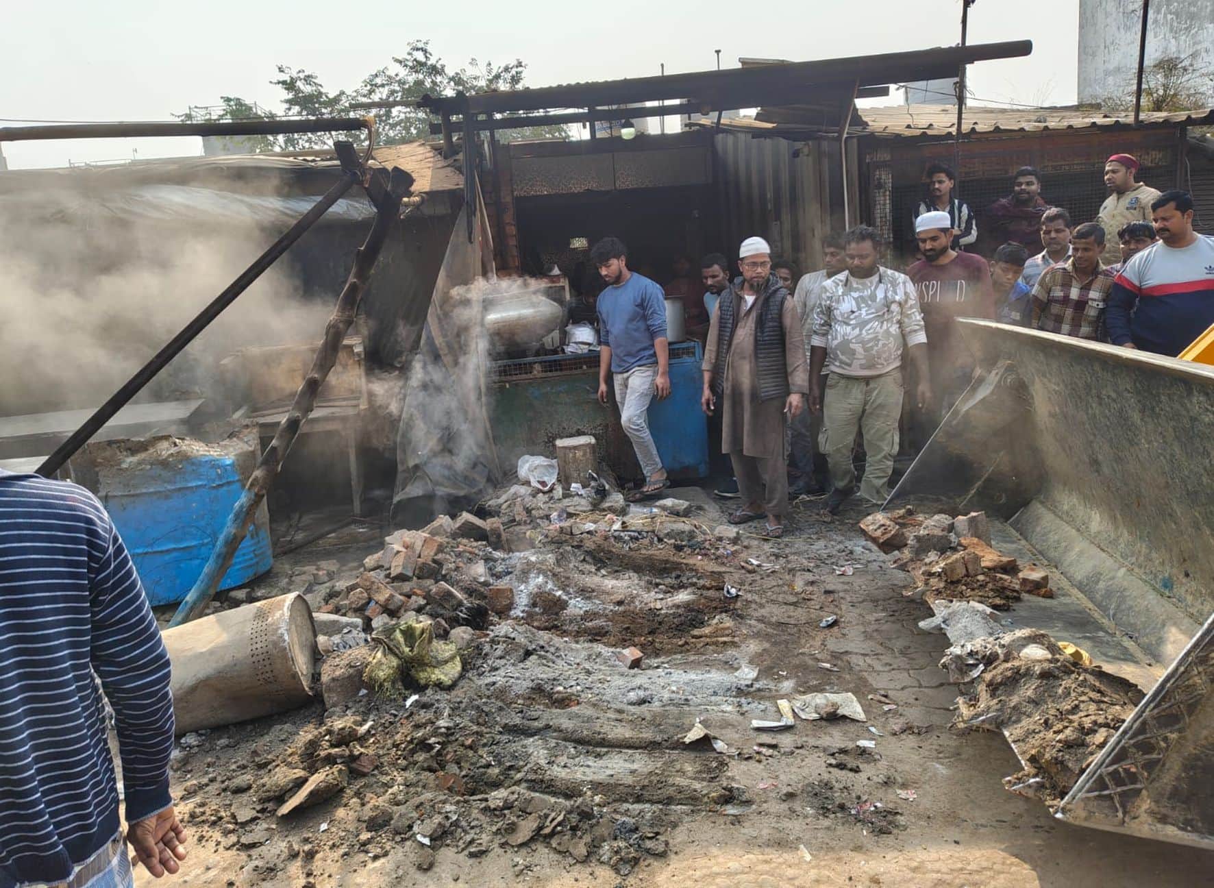  नगर पंचायत जैदपुर में अतिक्रमण हटवाती टीम। 