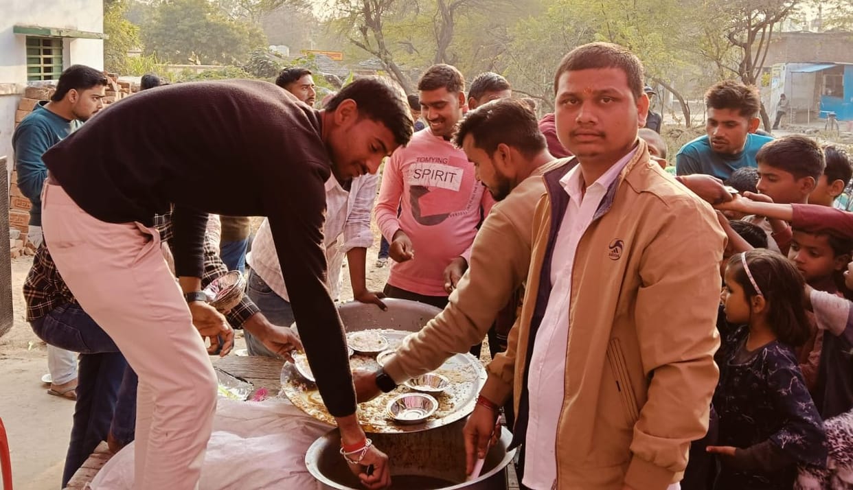 Devotees received Prasad in the Bhandara