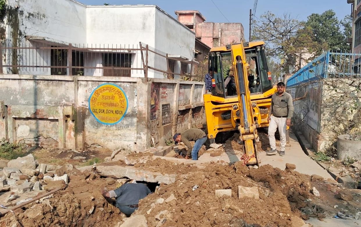 The drainage system was blocked due to a drinking water pipeline; the problem was resolved after excavation work.