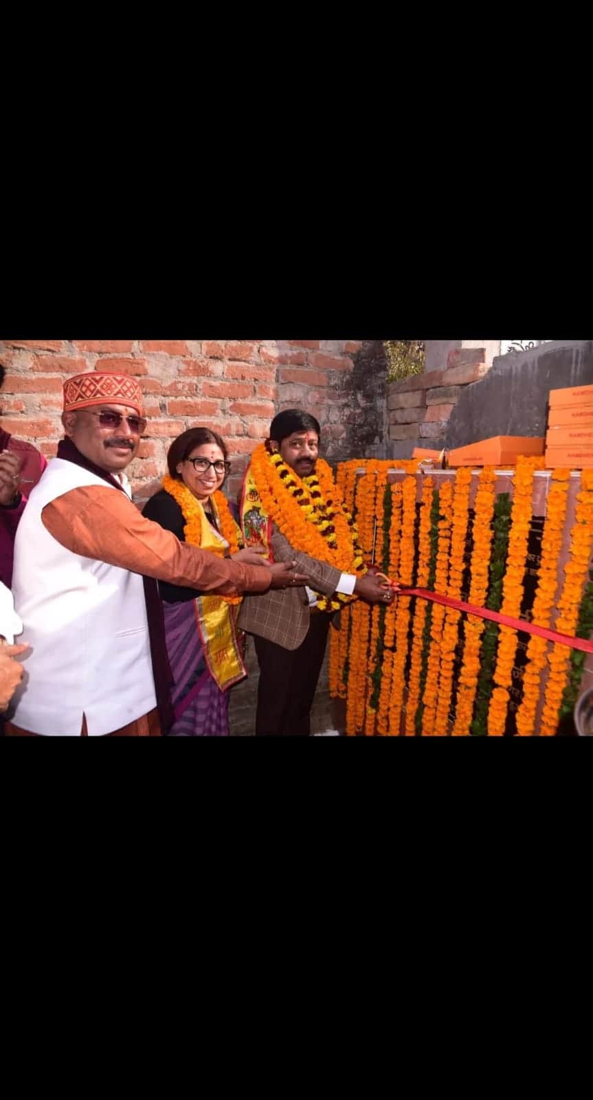 नैनी। नैनी में कराए गए विकास कार्य का लोकार्पण करते मंत्री नंदी व साथ में मौजूद पूर्व महापौर- श