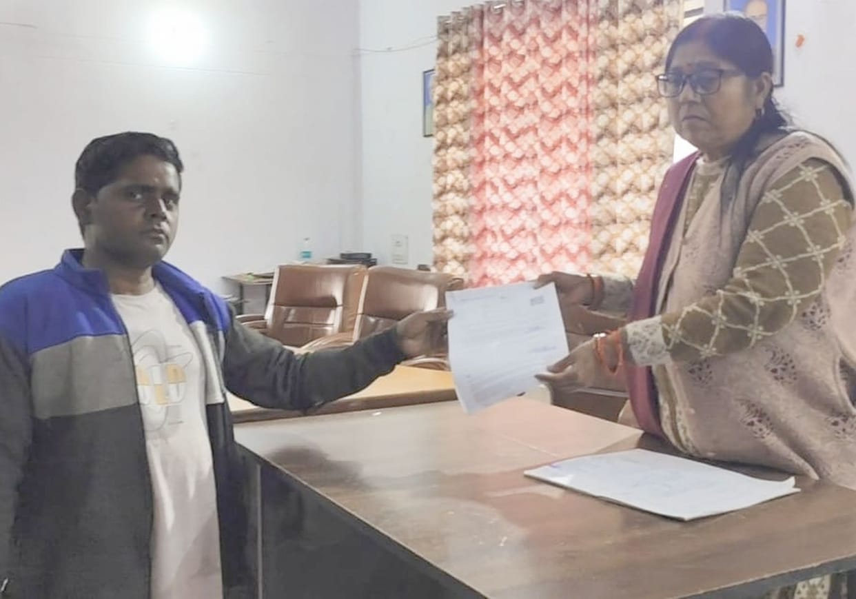 Voters receive notices for incomplete or incorrect information, and start arriving at public hearing desks.