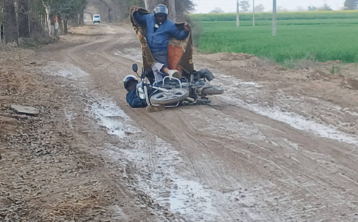 Unpaved road becomes a problem... Pedestrians getting injured due to slipperiness, path blocked due to disputes among farmers