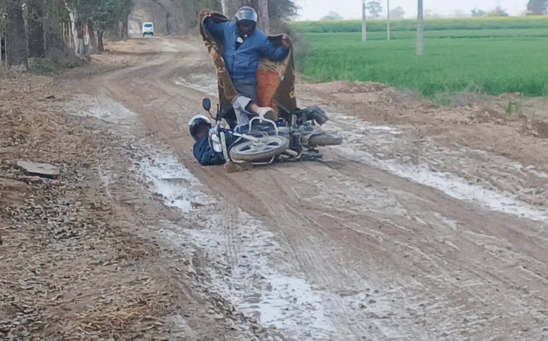 ओढ़ां में सड़क पर कीचड़ के कारण फिसल कर चोटिल हुए बाइक सवार। 