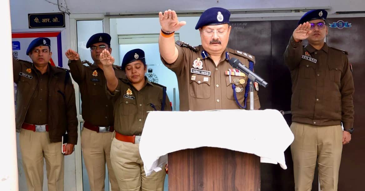 पुलिस अधीक्षक कार्यालय में पुलिसकर्मियों को शपथ दिलाते एसपी राजेश द्विवेदी। स्रोत: पुलिस