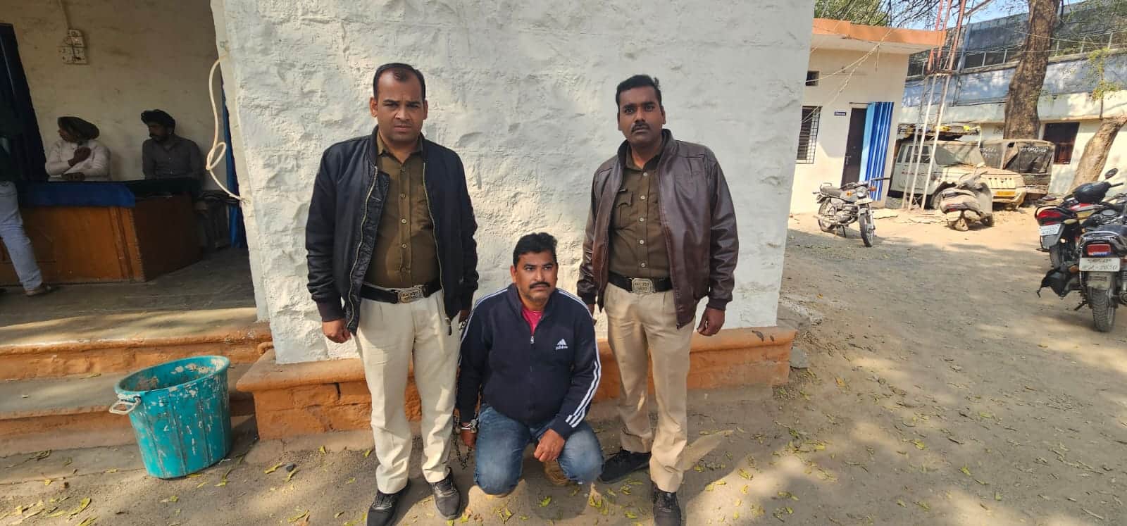 पुलिस गिरफ्त में आरोपी
