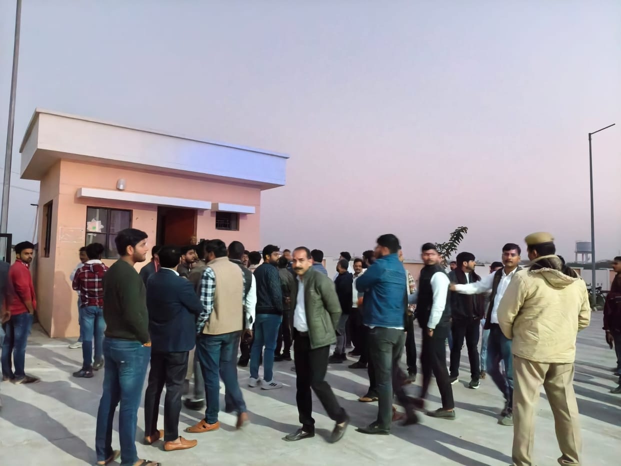 Lawyers create ruckus at Polytechnic gate