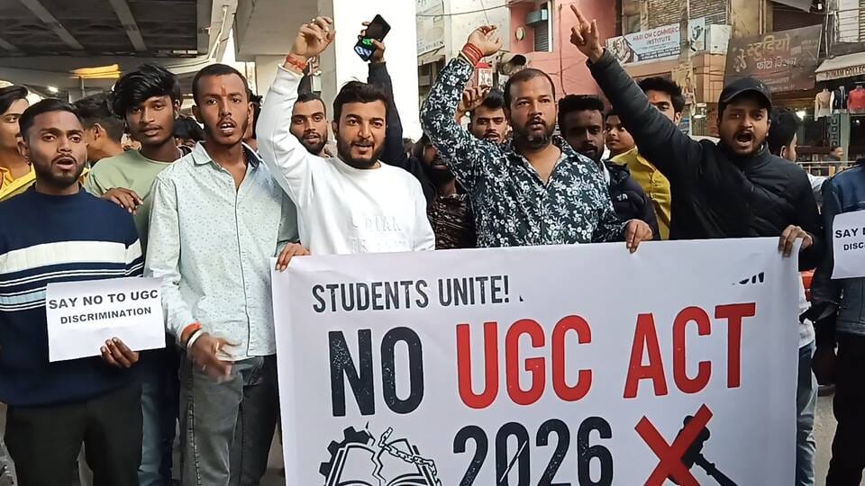 प्रदर्शन करते छात्र