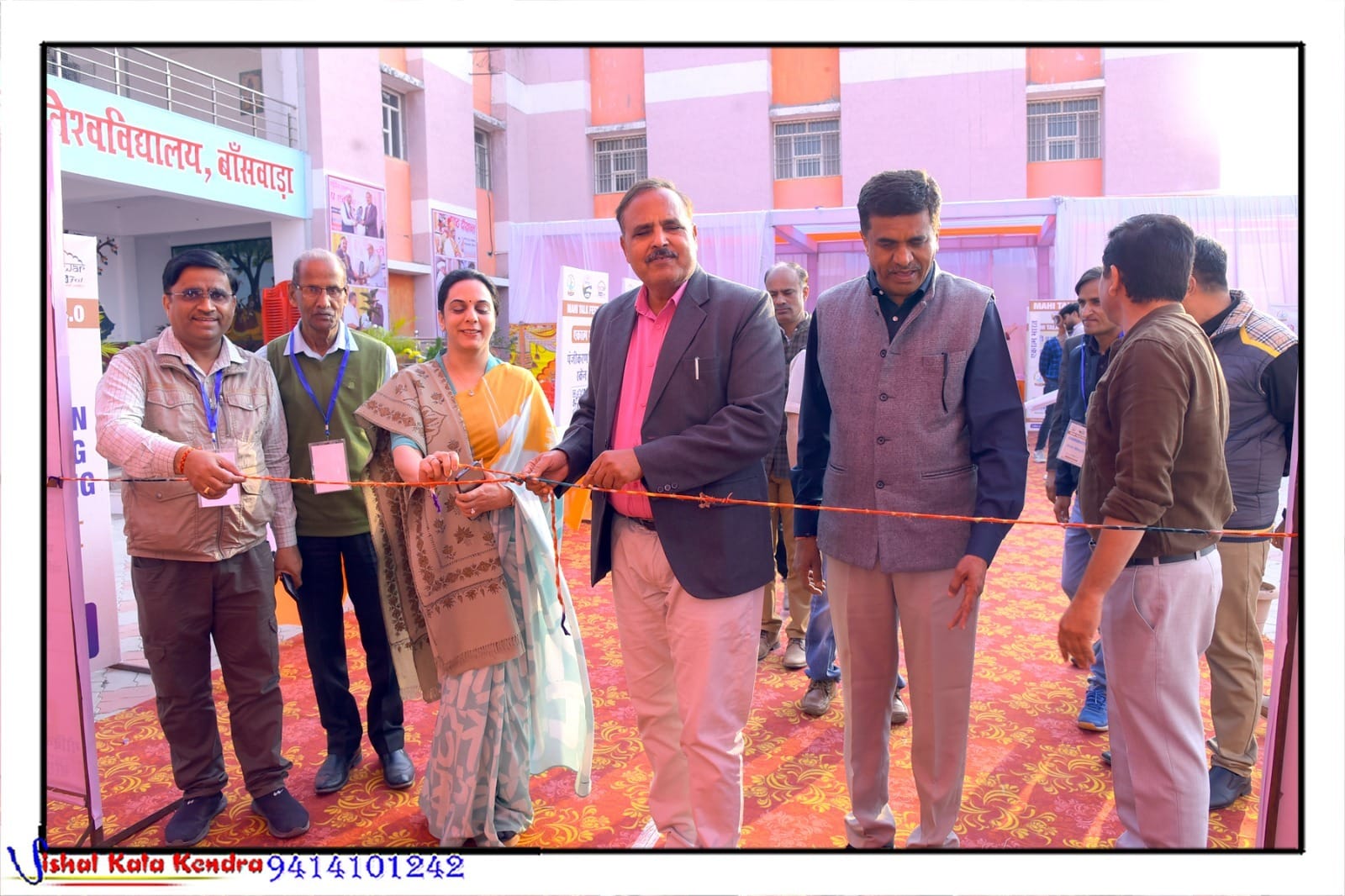 पुस्तक मेले का उद्घाटन करते कुलगुरु ठाकुर।