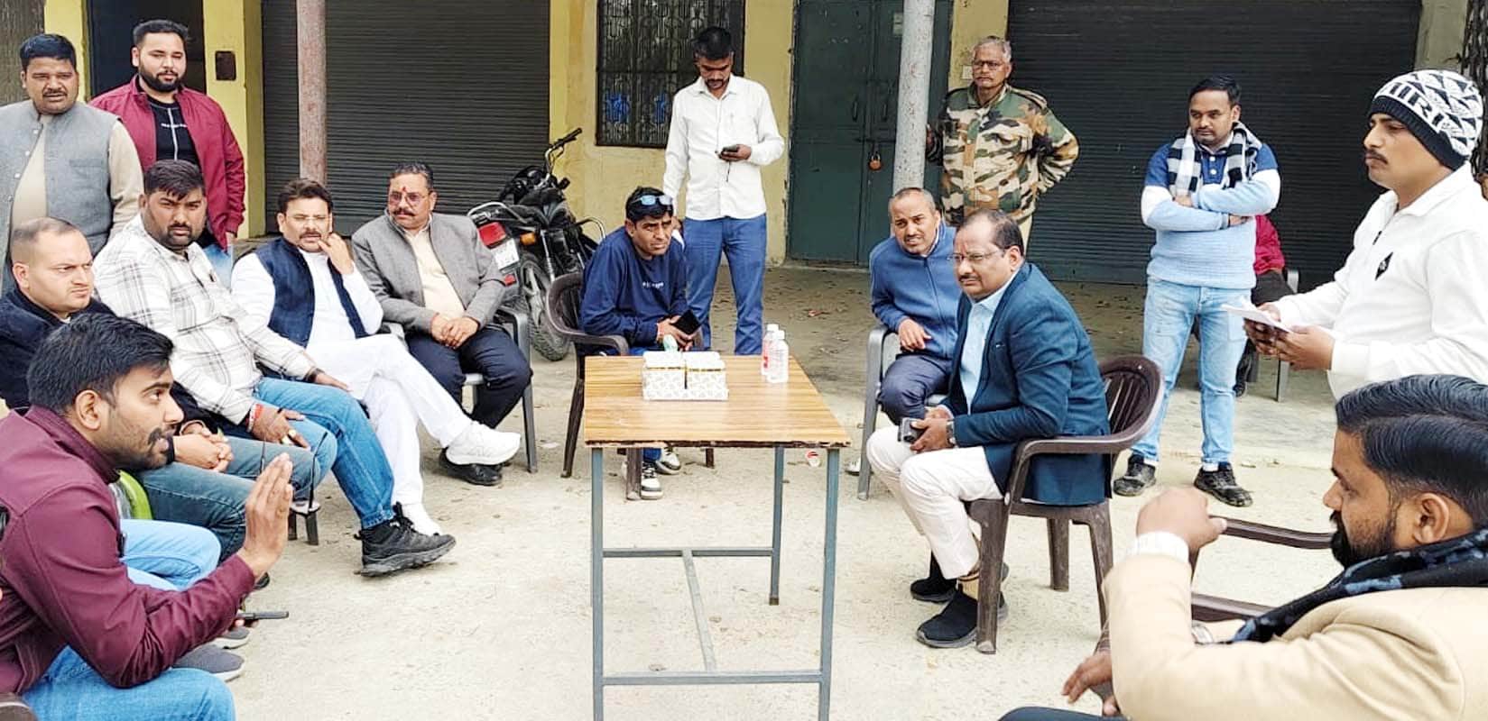 पुवायां मंडी में धान क्रय केंद्र पर किसान से मारपीट के बाद दोनों पक्षों से जानकारी लेते डिप्टी 