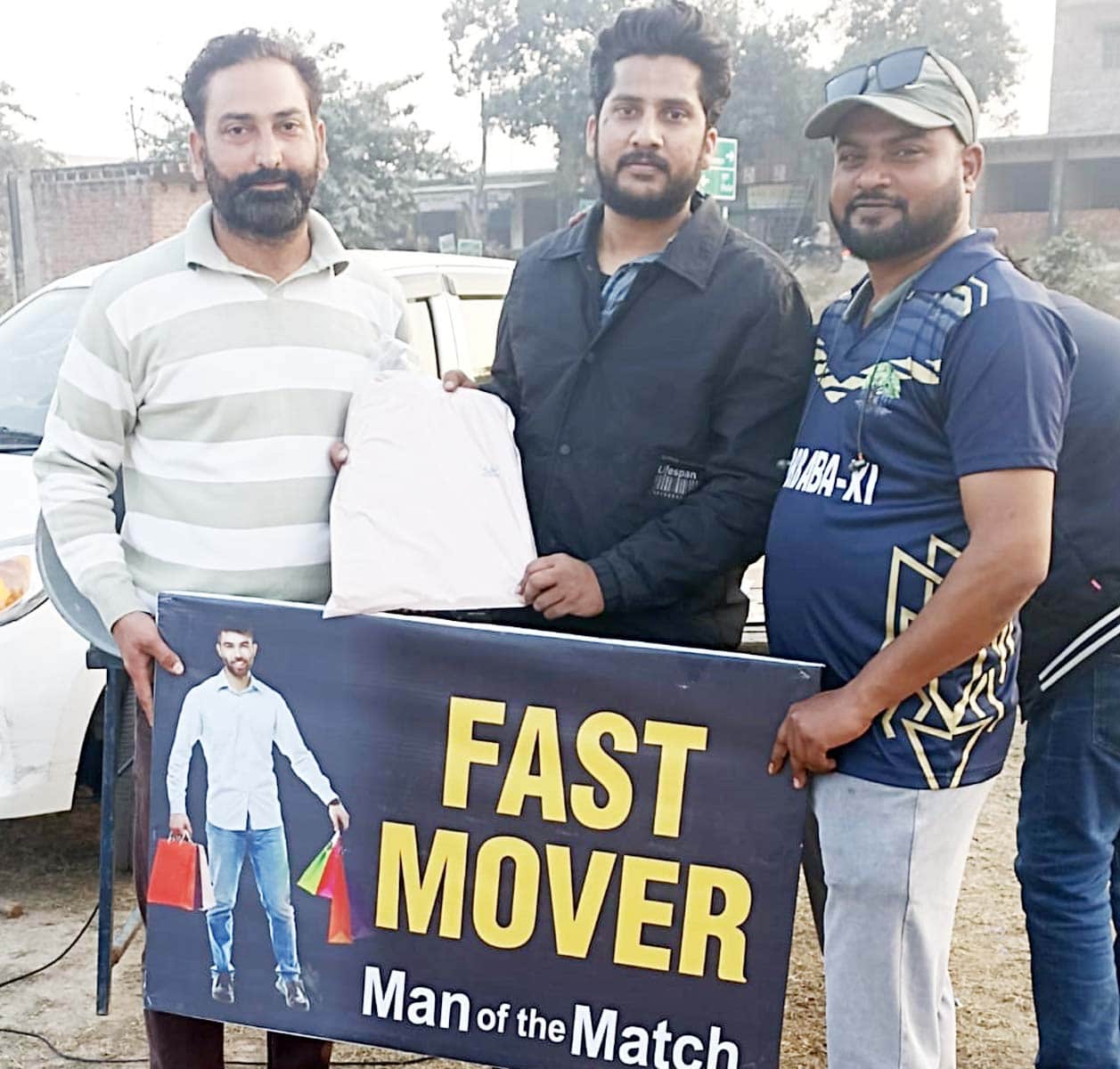 पुवायां प्रीमियर लीग में अक्षय को मैन ऑफ द मैच का पुरस्कार देते आयोजक। संवाद