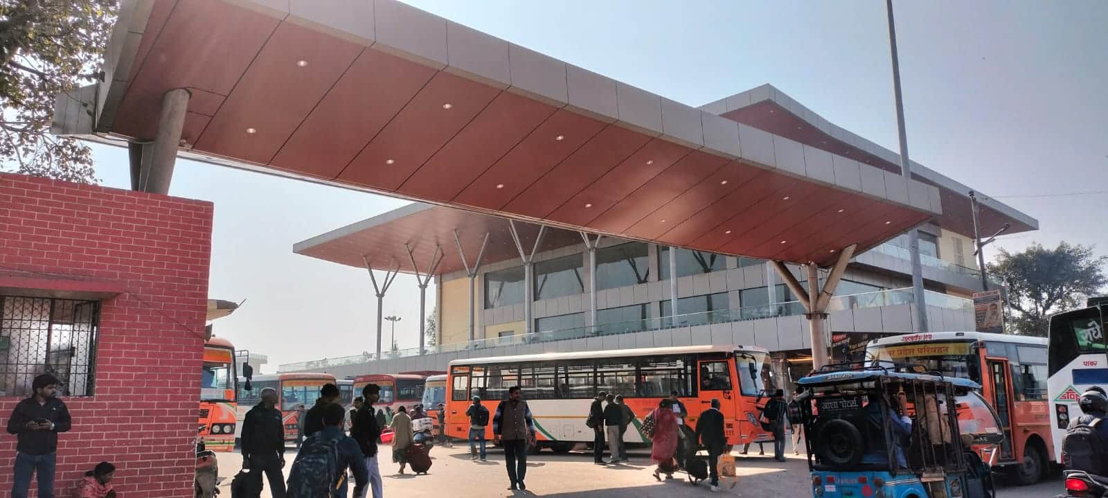 रोडवेज बस अड्डे का मुख्य गेट। संवाद