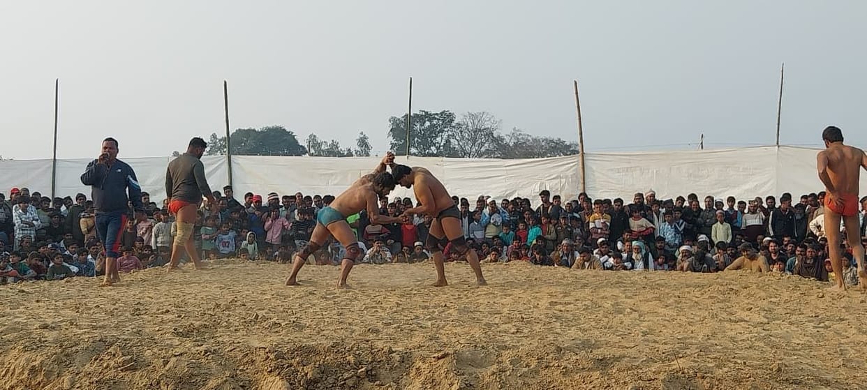 In the wrestling match at Ramzanpur, Mausam Ali defeated Alam.
