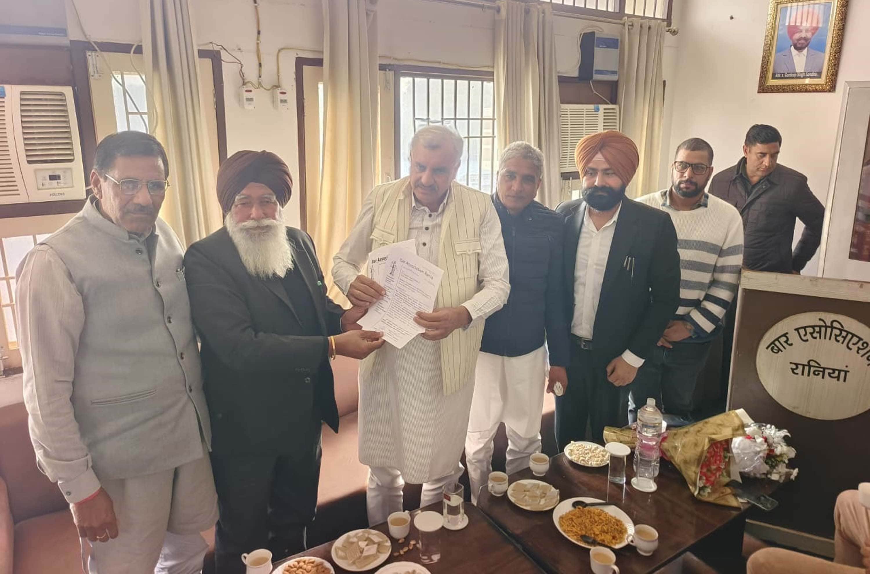 रानियां में विधायक रणधीर सिंह पनिहार को ज्ञापन सौंपते बार एसोसिएशन के सदस्य। बार