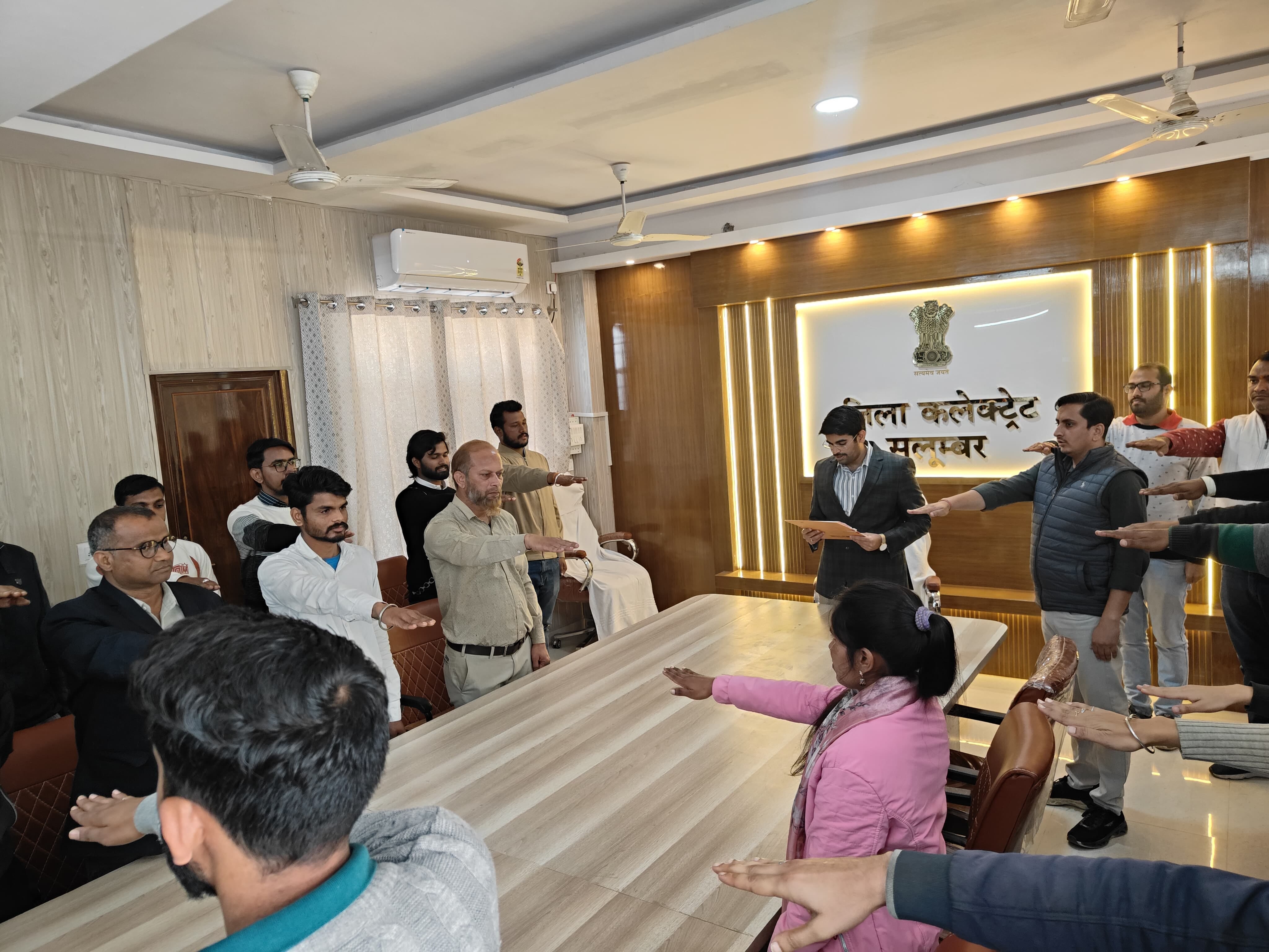 सलूंबर में वंदे मातरम् गान के साथ ही ली गई राष्ट्रीय मतदाता दिवस की शपथ।।