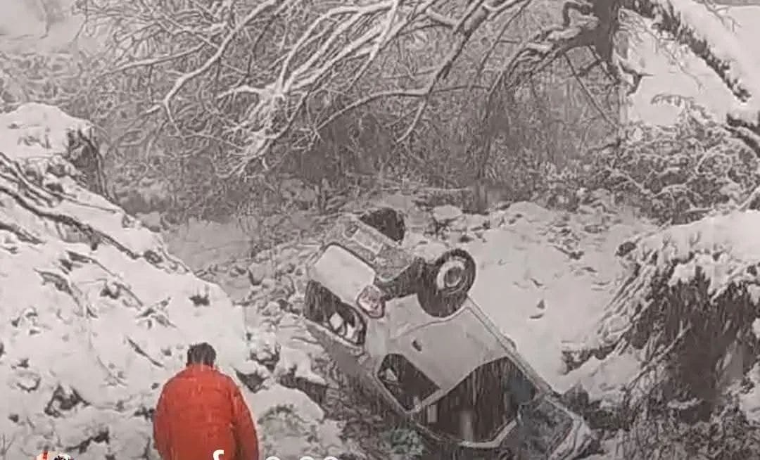 A car skidded off the road and overturned in Sarahan Bushehr