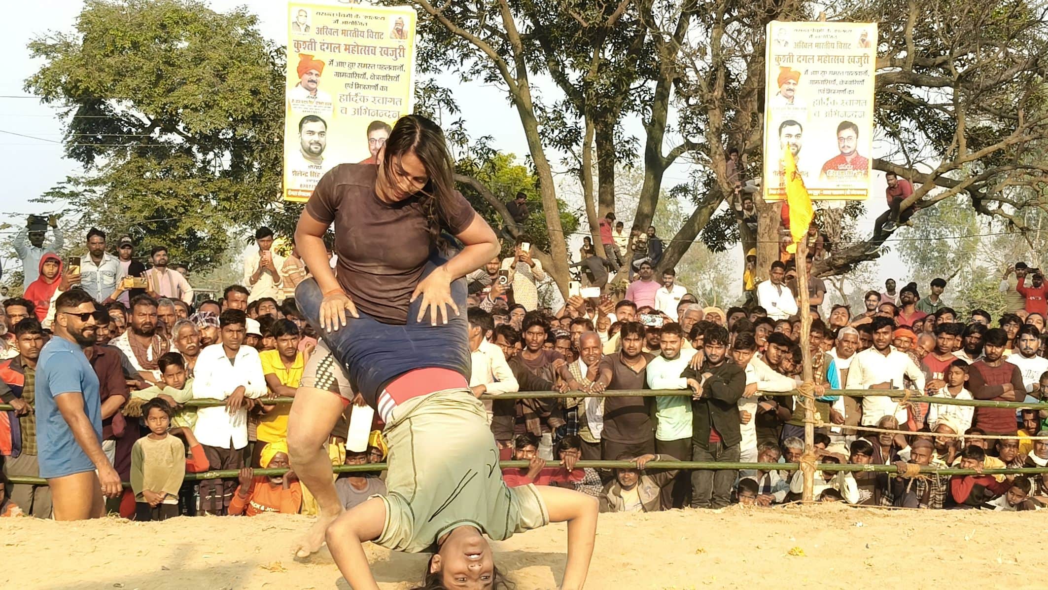 सिरौलीगौसपुर के  खजुरी गांव में आयोजित दंगल में पटखनी देने की कोशिश करतीं पहलवान