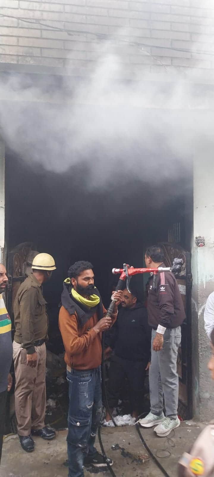 सिरसा। आग बुझाते दमकल कर्मी।  सूत्र 