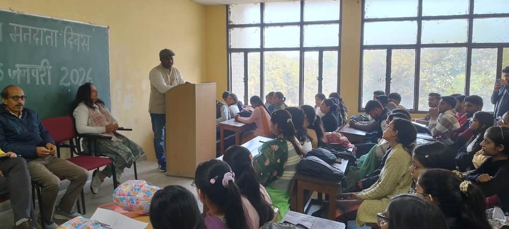 सिरसा। मतदाता दिवस को लेकर आयोजित कार्यशाला में व्याख्यान देते हुए प्रो रविंद्र कुमार। विवि