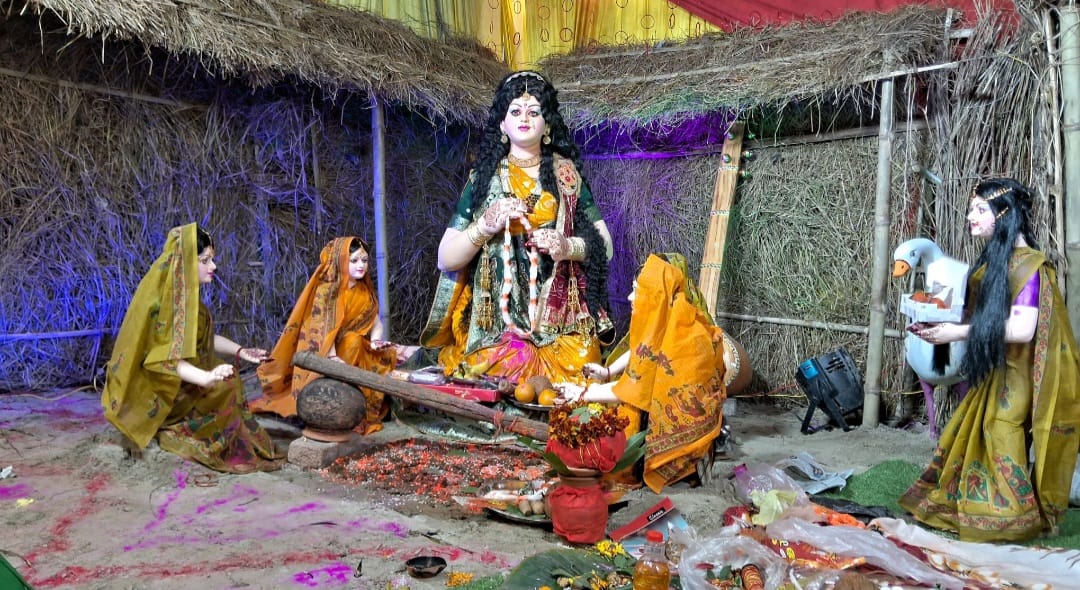 Muzaffarpur Bihar news : youth created a unique themed puja pandal in saraswati puja to initiative culture
